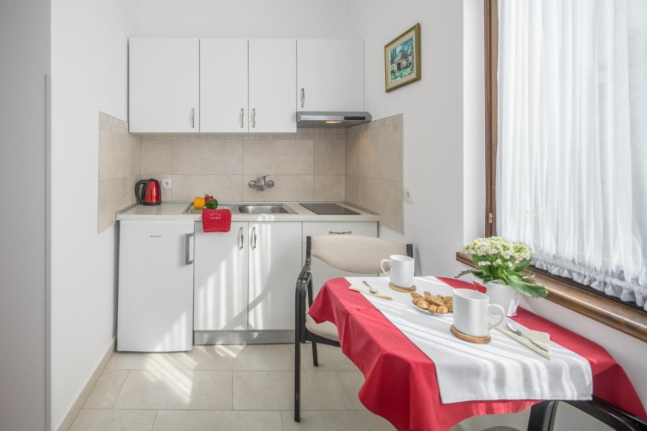 Apartments Villa Katana โปเรช ภายนอก รูปภาพ