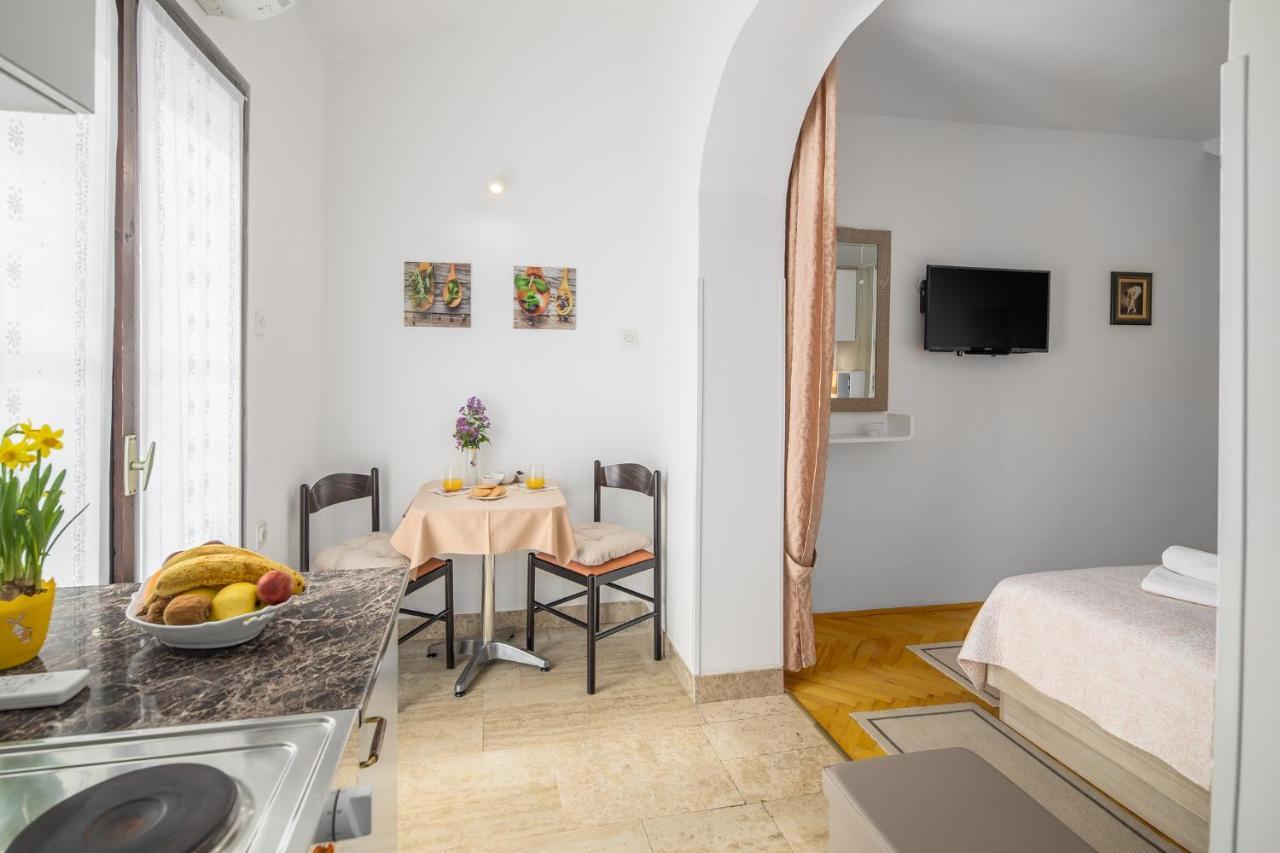 Apartments Villa Katana โปเรช ภายนอก รูปภาพ