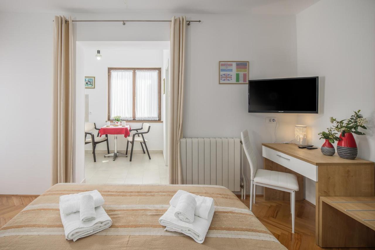 Apartments Villa Katana โปเรช ภายนอก รูปภาพ