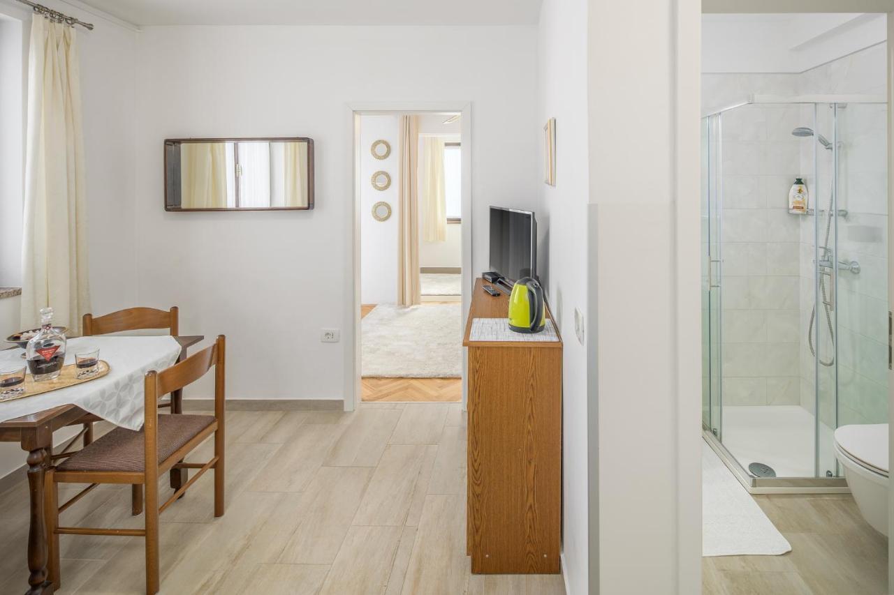 Apartments Villa Katana โปเรช ภายนอก รูปภาพ